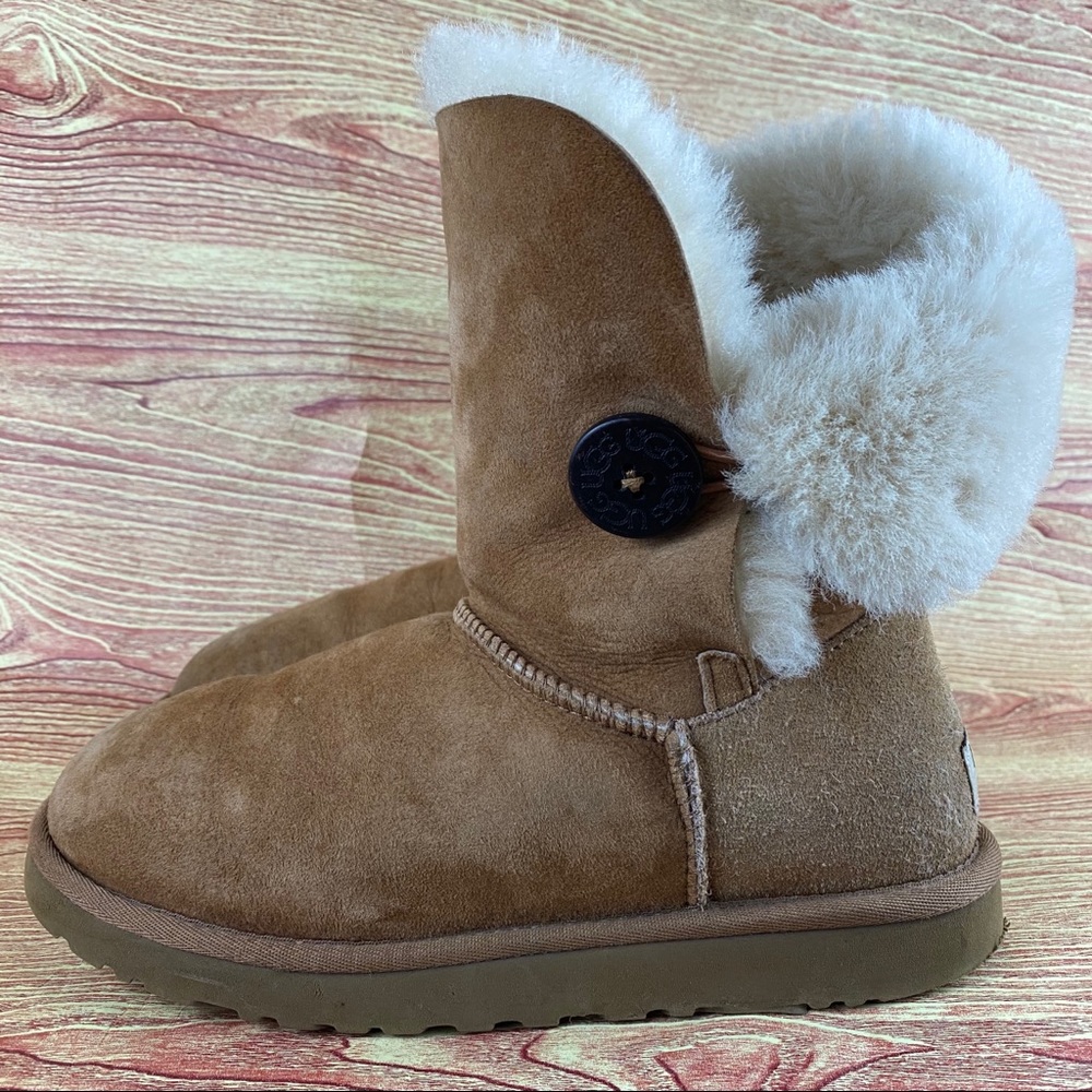 **sold sold** UGG Bailey Button II 2 Suede Boo